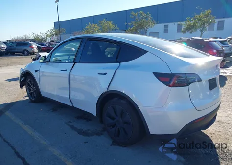 2025 Tesla Model Y Long Range Dual Motor Rear-Wheel Drive z USA, uszkodzony, nr VIN 7SAYGDED4SF277310